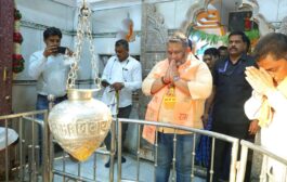 पालकमंत्र्यांनी घेतले मोठ्या राममंदिरात दर्शन